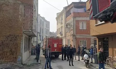 Jandarmayı gören şüpheli, kendisini kilitlediği evinde direniyor; ikna çabaları sürüyor