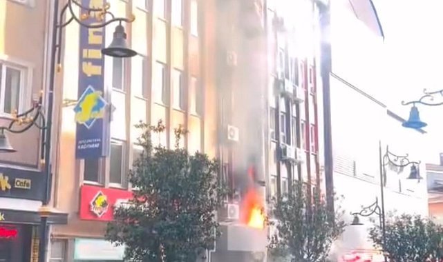 Kağıthane’de alev alev yanan restoran bacasına yangın söndürme tüpüyle müdahale
