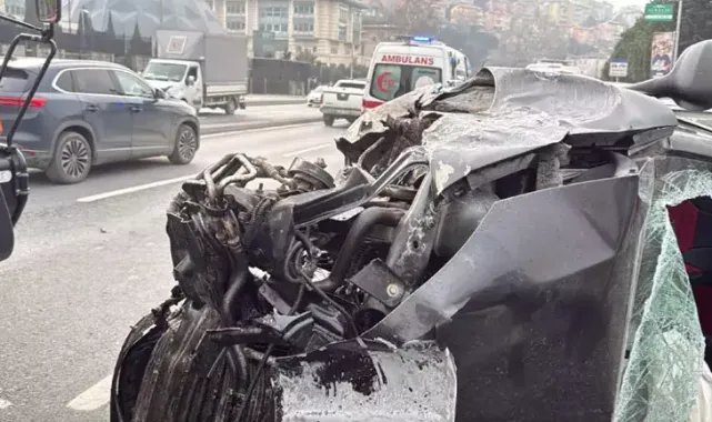 Kağıthane'de aydınlatma direğine çarpan otomobil devrildi: Öksürürken çarptım