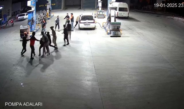 Kaldırımdaki grubun arasına motosikletle daldı