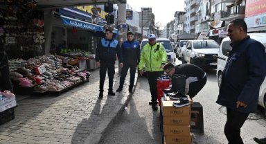 Karabağlar Belediyesi’nden kaldırım ve yol işgallerine karşı ikili denetim