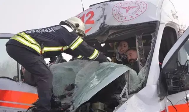 Kaza ihbarına giden ambulans, TIR'a çarptı; 3 sağlık görevlisi yaralı