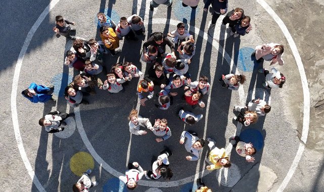 Menemen’de okul bahçeleri artık çok daha eğlenceli