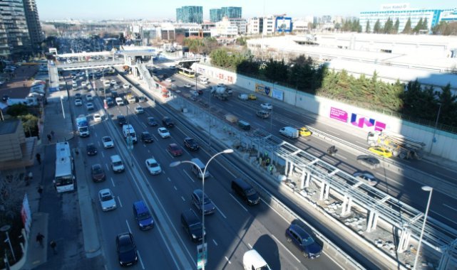 Metrobüste Topkapı - Küçükçekmece arası 16 ayda açılmıştı, Yenibosna istasyonu 6 ayda yapılamadı