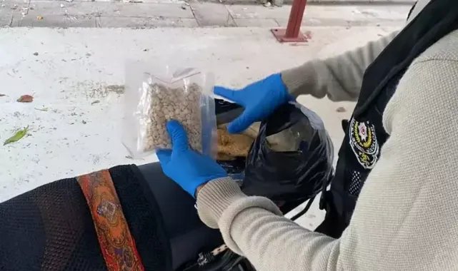 Motosikletindeki pidenin arasından 972 uyuşturucu hap çıktı