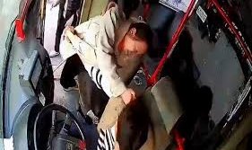 Oğlunu göstermeyen eşine otobüs direksiyonunda biber gazı sıktı, kolunu ısırıp, boynundan bıçakladı