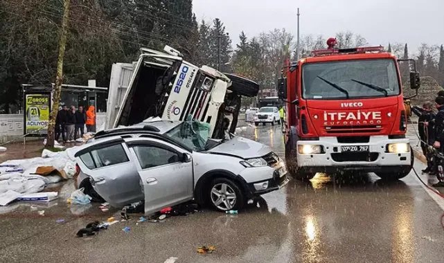 Sürücü koltuğundayken üzerine kamyon devrildi