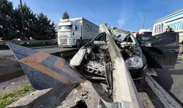 TEM’de, yol ayrımında otomobil bariyere çarptı: 1’i ağır, 4 yaralı