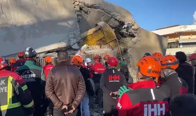 Uşak'ta yıkım sırasında iş makinesi operatörü göçük altında kaldı