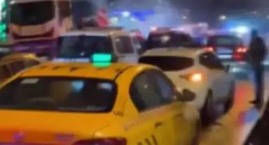 Üsküdar'da denetimden kaçan çakarlı otomobil polis araçlarına çarparak durduruldu