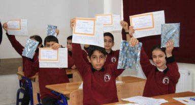 Yaklaşık 20 milyon öğrenci karnelerini alarak yarıyıl tatiline girdi