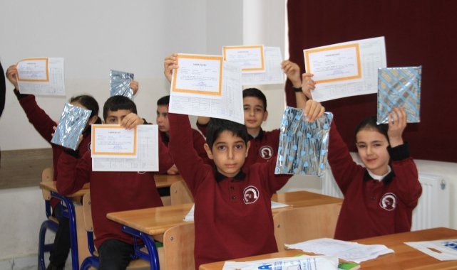 Yaklaşık 20 milyon öğrenci karnelerini alarak yarıyıl tatiline girdi