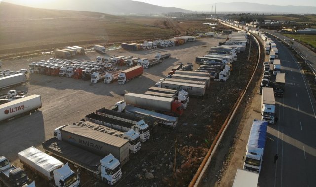 Yıllar sonra ticaretin yeniden başladığı Suriye’ye geçmek için bekleyen tırlar uzun kuyruklar oluştu