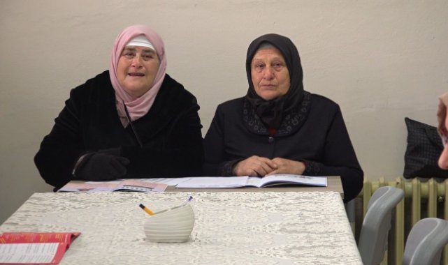 73 yaşındaki anne ile 56 yaşındaki kızının okuma azmi herkese örnek oluyor