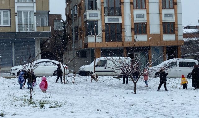 Başakşehir’de çocuklar kardan adam yaptı