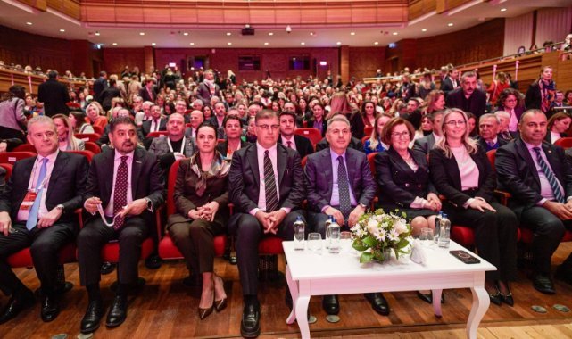 Başkan Cemil Tugay, İzmir Kadın Kongresi’nde konuştu