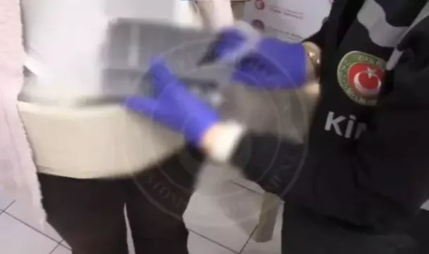 Beline sarılı bezde 40 kaçak cep telefonuyla yakalandı