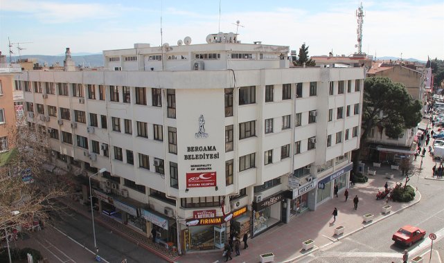 Bergama'da Vatandaş İsyan Ediyor, Başkan Çelik Yurtdışında Geziyor