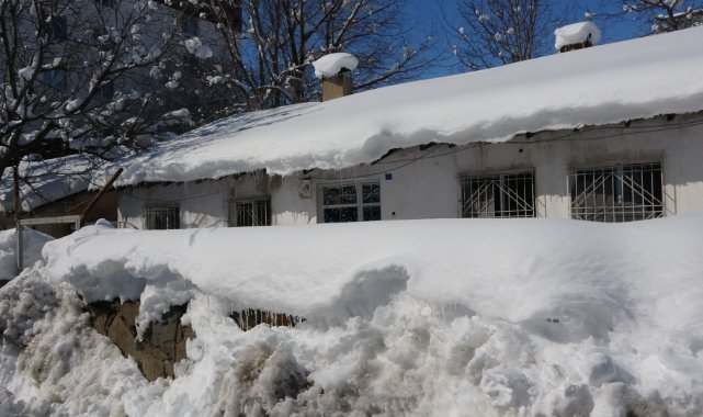 Bitlis’te tek katlı evler kara gömüldü: Saçaklardaki buz sarkıtları 2 metreye ulaştı