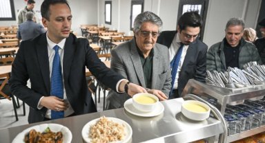 Bornova’da yaşlılara sıcak yemek hizmeti