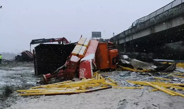 Çarpışan TIR ile Karayolları aracı köprüden uçtu