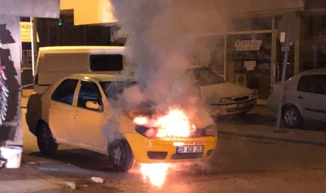 Denizli’de seyir halindeki Tofaş alev alev yandı