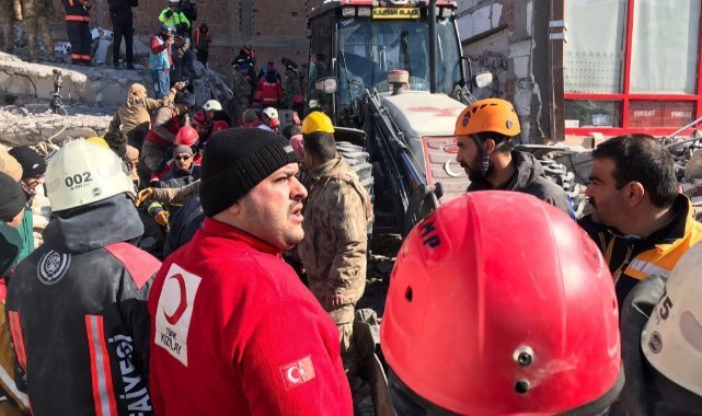 Depremde şans eseri hayatta kaldı, kardeşi ve babaannesini kaybetti