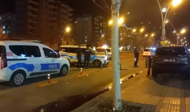 Diyarbakır'da düğün salonu önünde silahlı, bıçaklı kavga: 3 yaralı