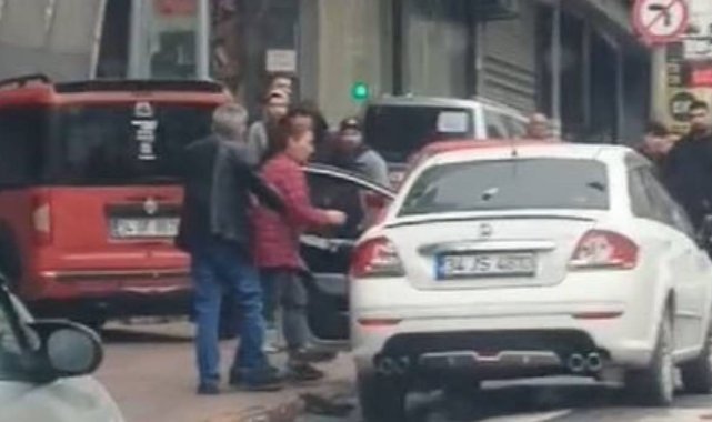 Esenyurt’ta kocasına sinirlenen kadın, arabayı çekiçle pert etti