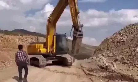 İnşaatta kontrolden çıkan iş makinesini operatör durdurdu