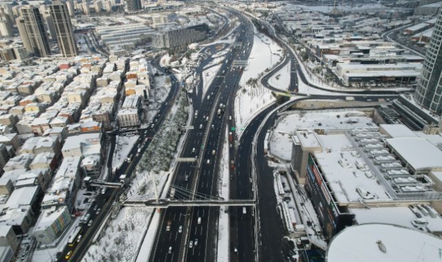 İstanbul’a kar yağdı yollar boş kaldı