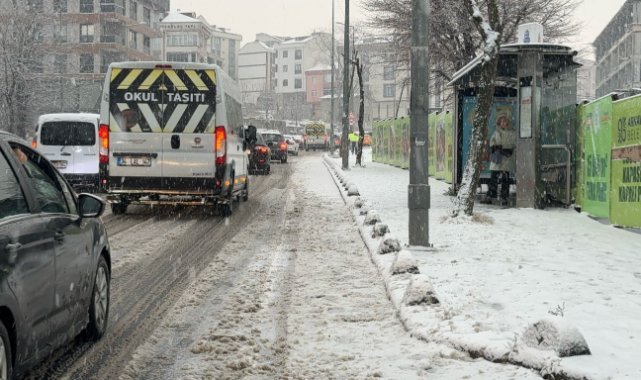 İstanbul’da yollar beyaza büründü, araçlar yollarda kaldı