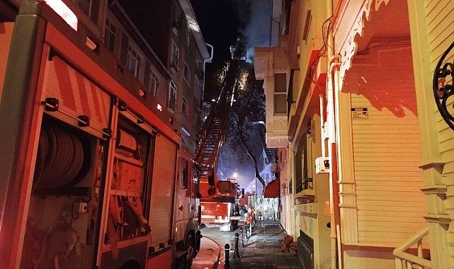 Kadıköy’de metruk binada çıkan yangında 1 kişi hayatını kaybetti