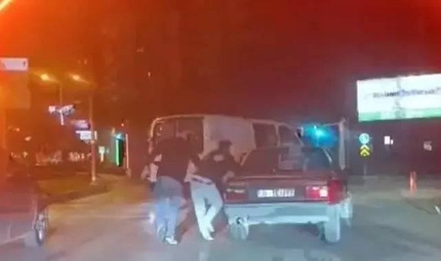 Kamyonetle, otomobilin önünü kesip, içindeki 2 kişiyi darbettiler
