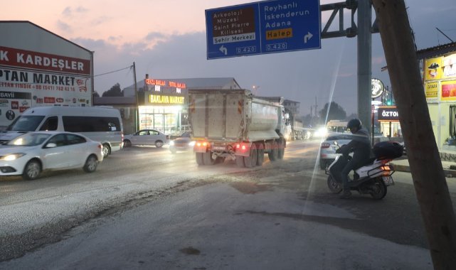 Kamyonun altında kalan motosikletli ezilerek can verdi