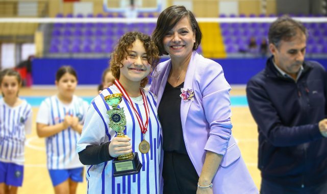 Karabağlar Belediyesi’nden 850 spor okulu öğrencisiyle coşkulu sömestr şenliği
