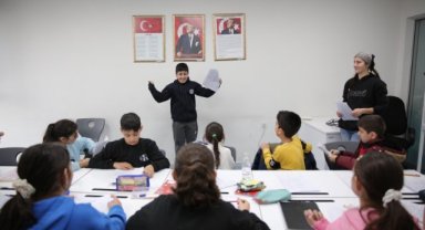 Konak’ta 7’den 77’ye İngilizce Konuşma Kulübü