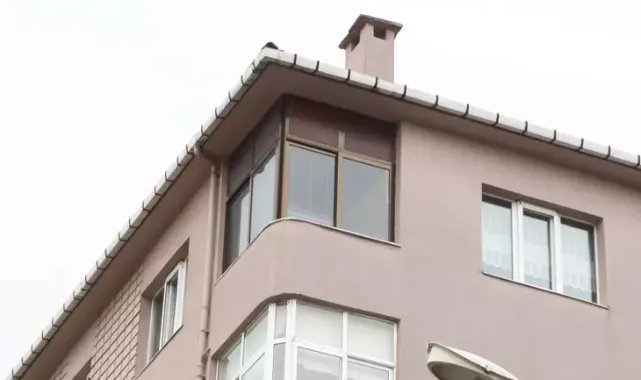Maltepe'de annesini boğarak öldürmeye çalıştı; nefessiz kalınca komşulardan yardım istedi