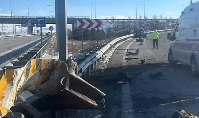 Niğde'de hafif ticari araç, bariyere çarptı