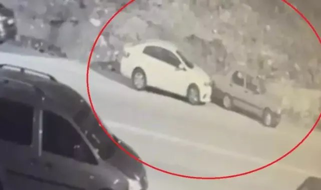 Park halindeki otomobil yokuş yukarı hareket edip, başka araca çarptı