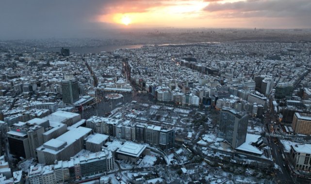 Taksim’de kartpostallık karlı gün batımı