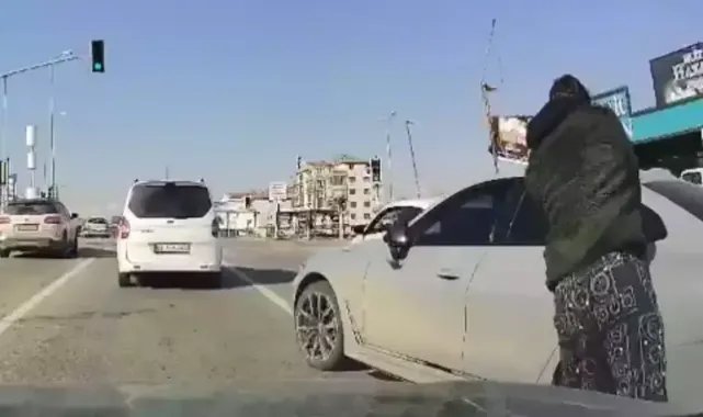 Trafikte tartıştığı kişinin aracına beyzbol sopası ile saldırdı