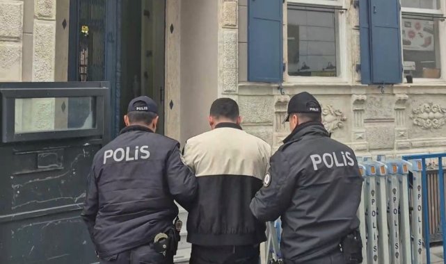 Uyuşturucu satıcısı Karşıyaka çarşıda şüphe üzerine yakalandı