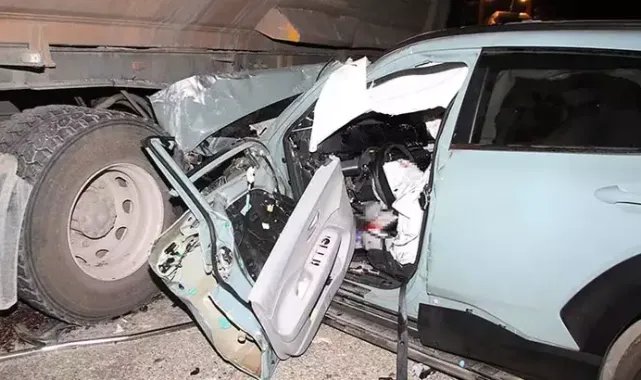 Yol kenarında mola veren hafif ticari araca otomobil çarptı: İki araç arasında sıkışan çocuk öldü, 1 yaralı