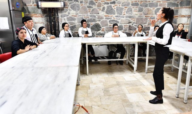 3 Mart Dünya Kulak ve İşitme Günü’nde işaret dili çevirmenleri hikâyelerini anlattı İzmir’de sağırların “sesi” var