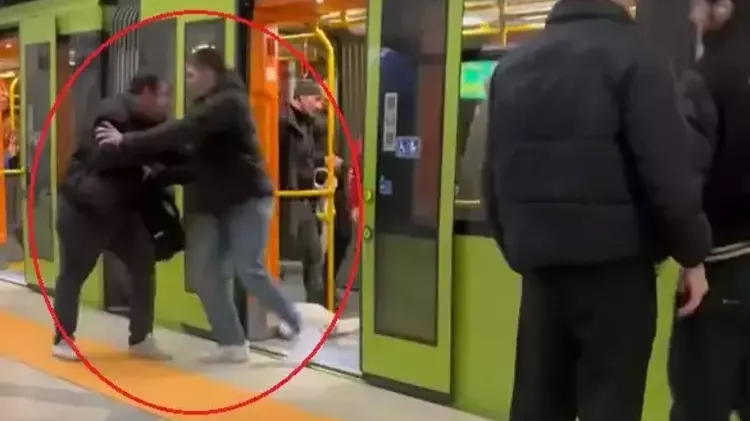 Başka bir yolcuya hakaret ettiği iddia edilen kişiyi, durakta metrodan attılar