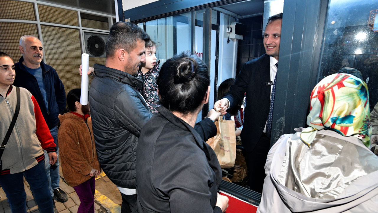 Başkan Eşki iftar kumanyası dağıttı
