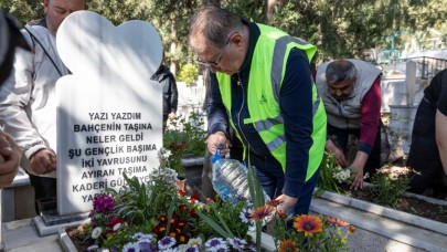 Başkan Tugay İzmirlilerle mezarlıkta çevre temizliği yaptı