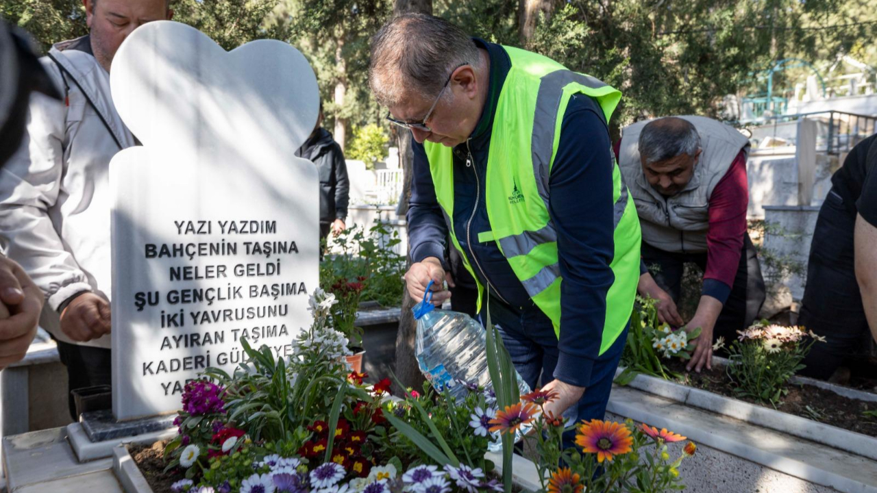 Başkan Tugay İzmirlilerle mezarlıkta çevre temizliği yaptı