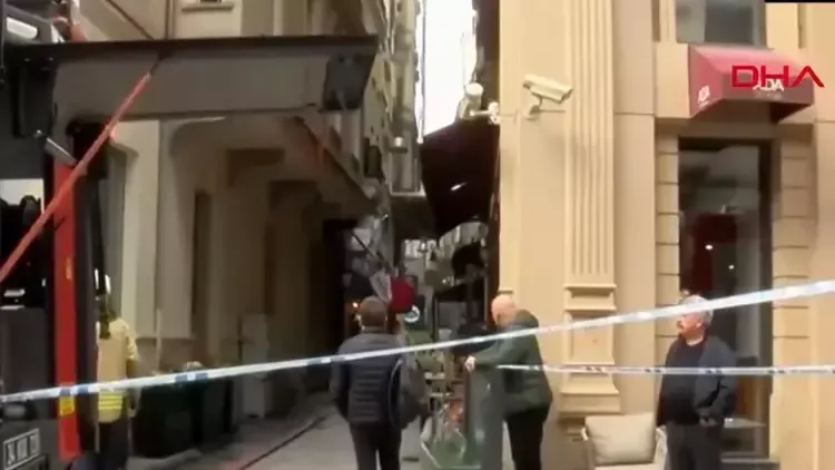 İstiklal Caddesi'nde pasajda yangın